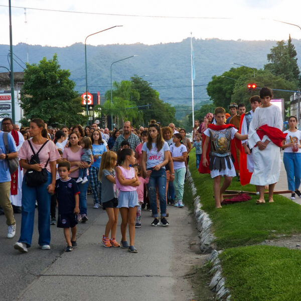 2023 04 Viacrucis (10)