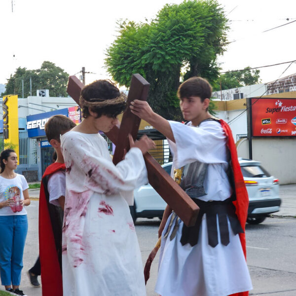 2023 04 Viacrucis (16)