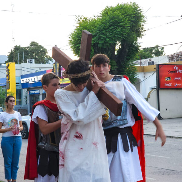2023 04 Viacrucis (17)