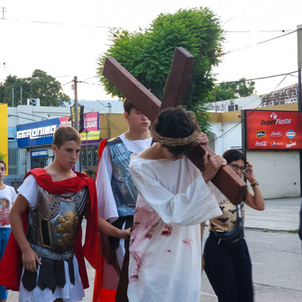2023 04 Viacrucis (18)
