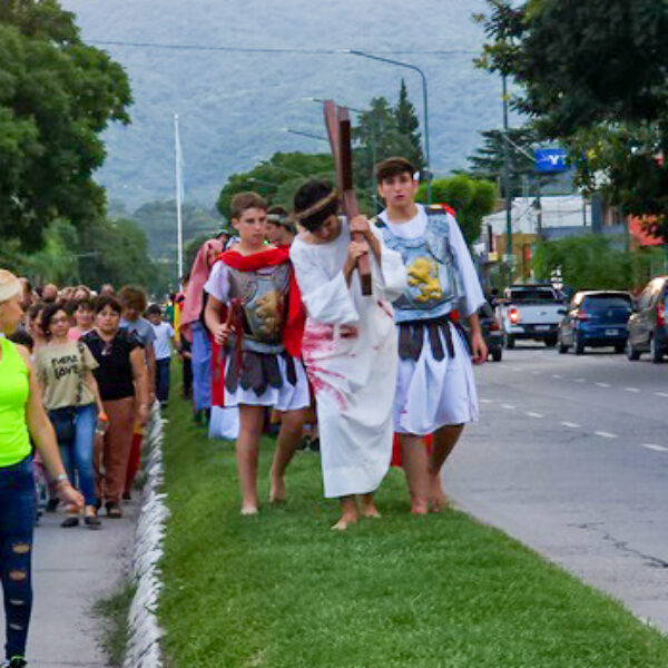 2023 04 Viacrucis (27)