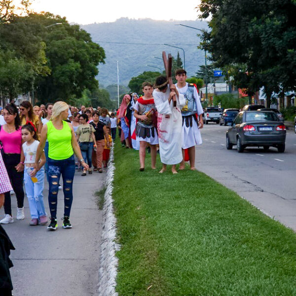 2023 04 Viacrucis (28)