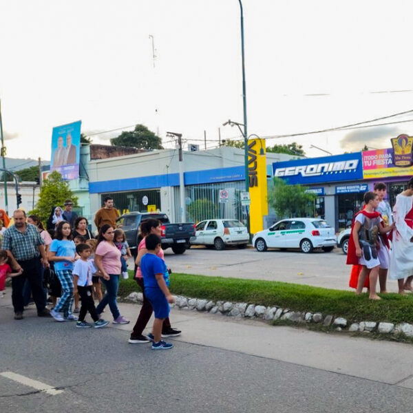 2023 04 Viacrucis (3)