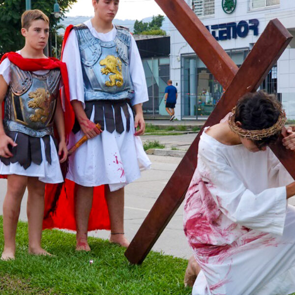 2023 04 Viacrucis (33)