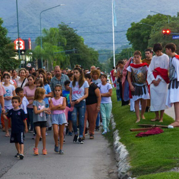 2023 04 Viacrucis (8)