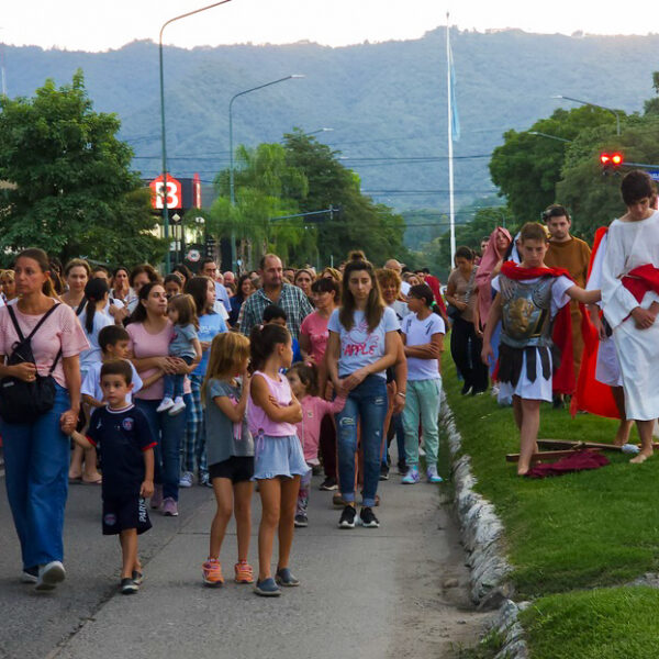 2023 04 Viacrucis (9)