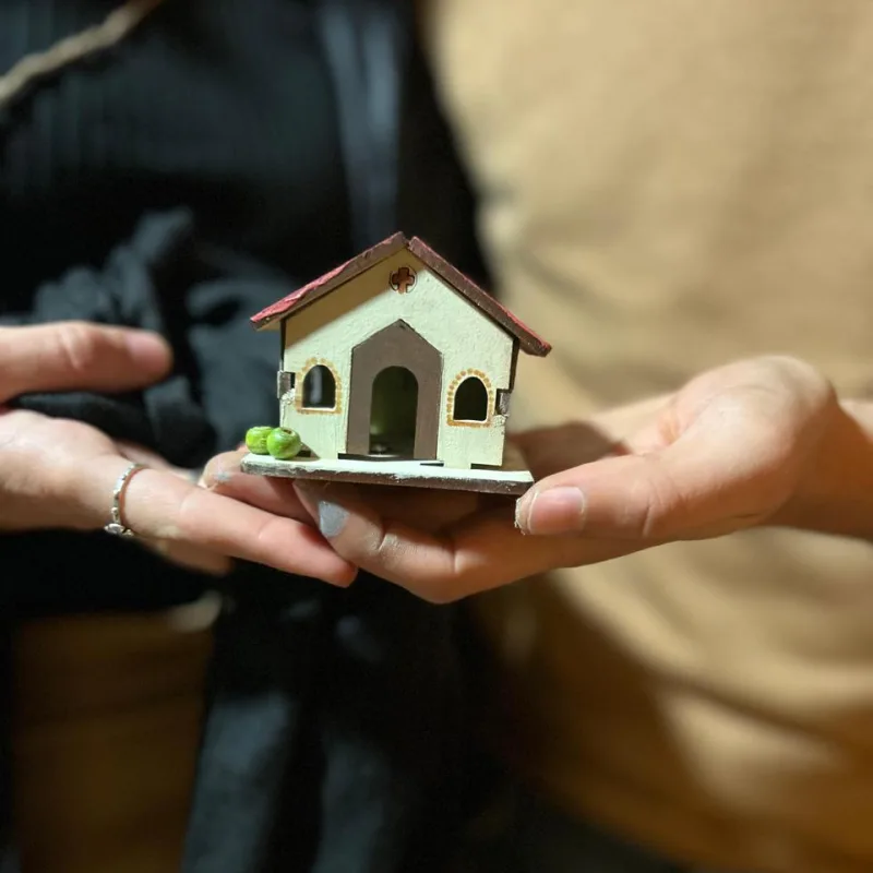 Casita entregada como símbolo del hogar que van a construir juntos