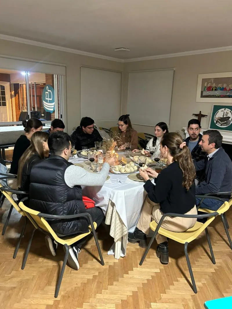 Grupo de matrimonios compartiendo una cena en un encuentro del curso