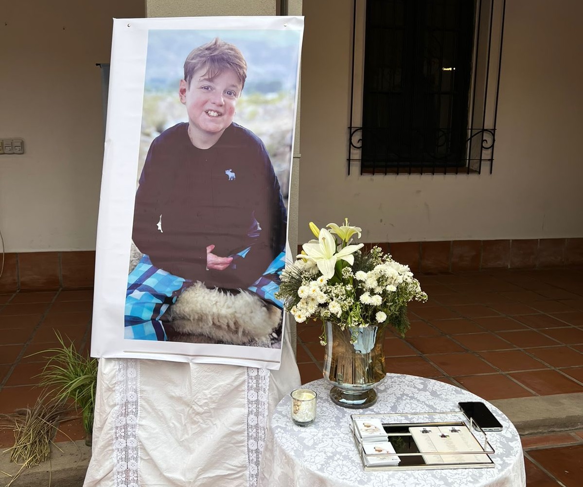 No muere quien deja huellas